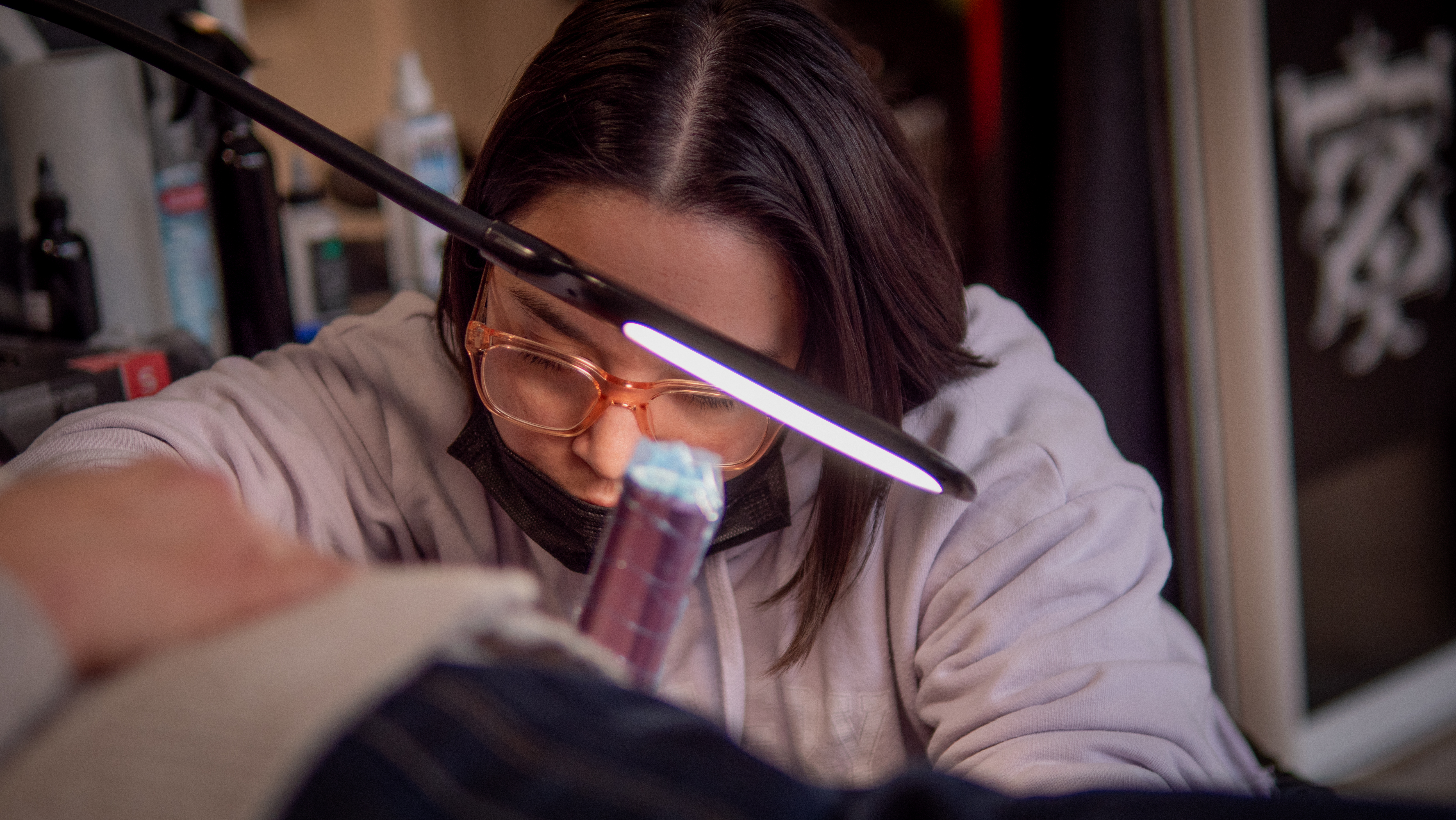 Rebecca au travail sur un projet de tatouage